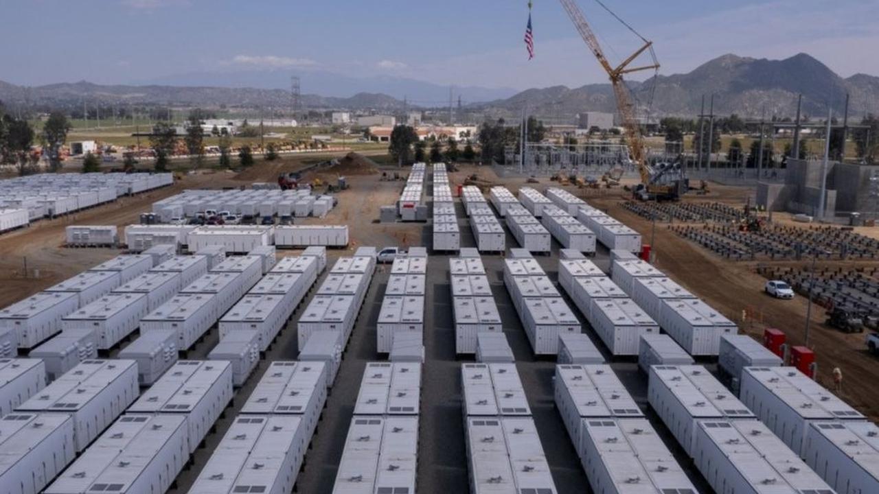 Kawasan penyimpanan baterai besar di dekat Los Angeles akan menjadi salah satu yang terbesar di dunia.<br><br>Rencananya pembangkit listrik dari tenaga baterai power bank raksasa ini akan mulai beroperasi pada akhir tahun 2024. Foto: REUTERS / Mike Blake