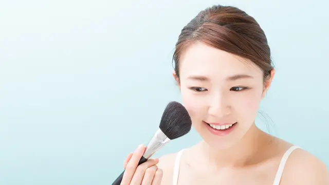 8 Tips Mengaplikasikan Makeup Lebih Tahan Lama di Hari Natal