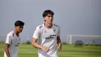 Mitchell Baker sudah bergabung latihan Timnas Indonesia d Bali jelang Piala AFF 2026 pasca disumpah sebagai WNI. (Bola.com/Alit Binawan)