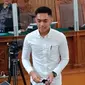 Mario Dandy terlihat tersenyum usai sidang putusan di PN Jaksel. (Rahmat Baihaqi/Merdeka.com)