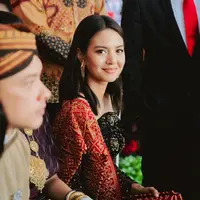 Aurelie Moeremans menjadi salah satu artis yang hadir di Upacara Peringatan HUT ke-78 RI di Istana Negara beberapa waktu lalu. Ia tampil anggun mengenakan kebaya hitam, dipadu dengan kain songket Aceh bernuansa merah keemasan sebagai rok dan selendang yang serasi. [Foto: Instagram/aurelie]