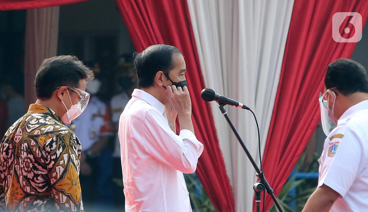 Presiden Joko Widodo atau Jokowi (tengah) didampingi Menteri Kesehatan Budi Gunadi Sadikin (kiri) dan Gubernur DKI Jakarta Anies Baswedan (kanan) meninjau vaksinasi COVID-19 massal pelaku transportasi di Terminal Kampung Rambutan, Jakarta, Kamis (10/6/2021). (Liputan6.com/Herman Zakharia)