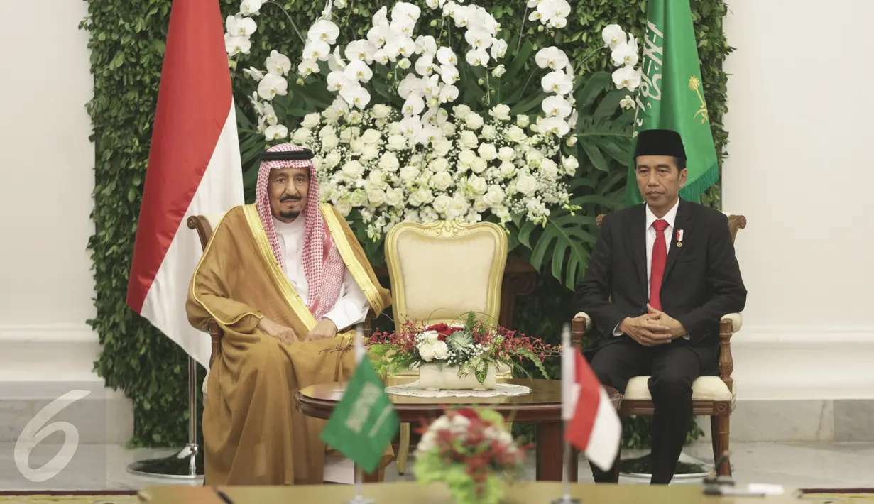Raja Arab Saudi Salman bin Abdulaziz Al-Saud bersama Presiden Jokowi di Istana Bogor, Jawa Barat, Rabu (1/2). Kunjungan kenegaraan Raja Salman membawa rombongan besar sekitar 1.500 orang. (Liputan6.com/Angga Yuniar) 