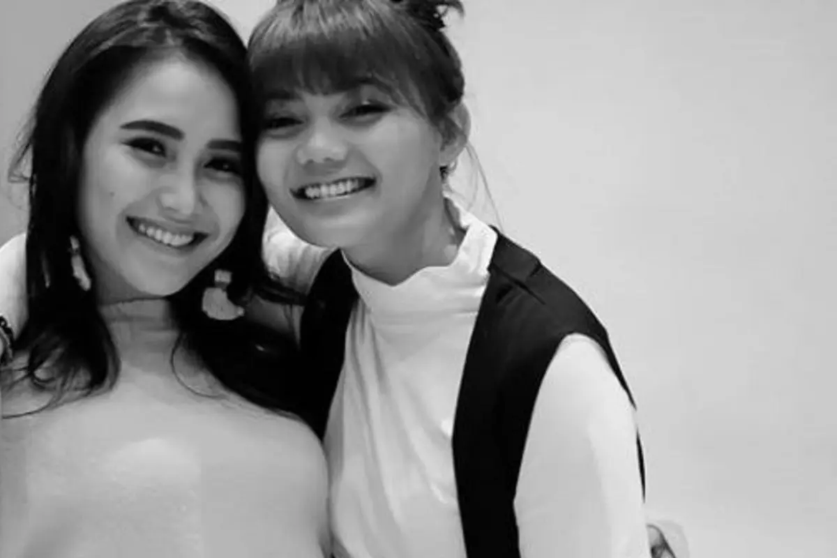 [Bintang] Rina Nose dan Ayu Ting Ting