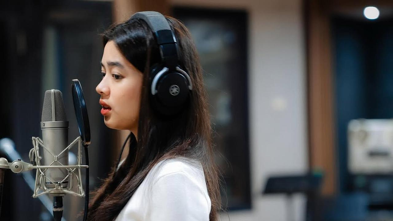 4 Potret Aqeela Calista Saat Rekaman Lagu, Isyaratkan Akan Rilis Single Baru dalam Waktu Dekat?