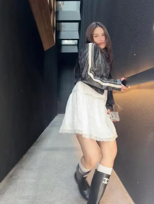 Terlebih rambut medium Ayu Ting-Ting ditata dengan layer cut mirip gaya rambut terbaru Jennie [@ayutingting92]