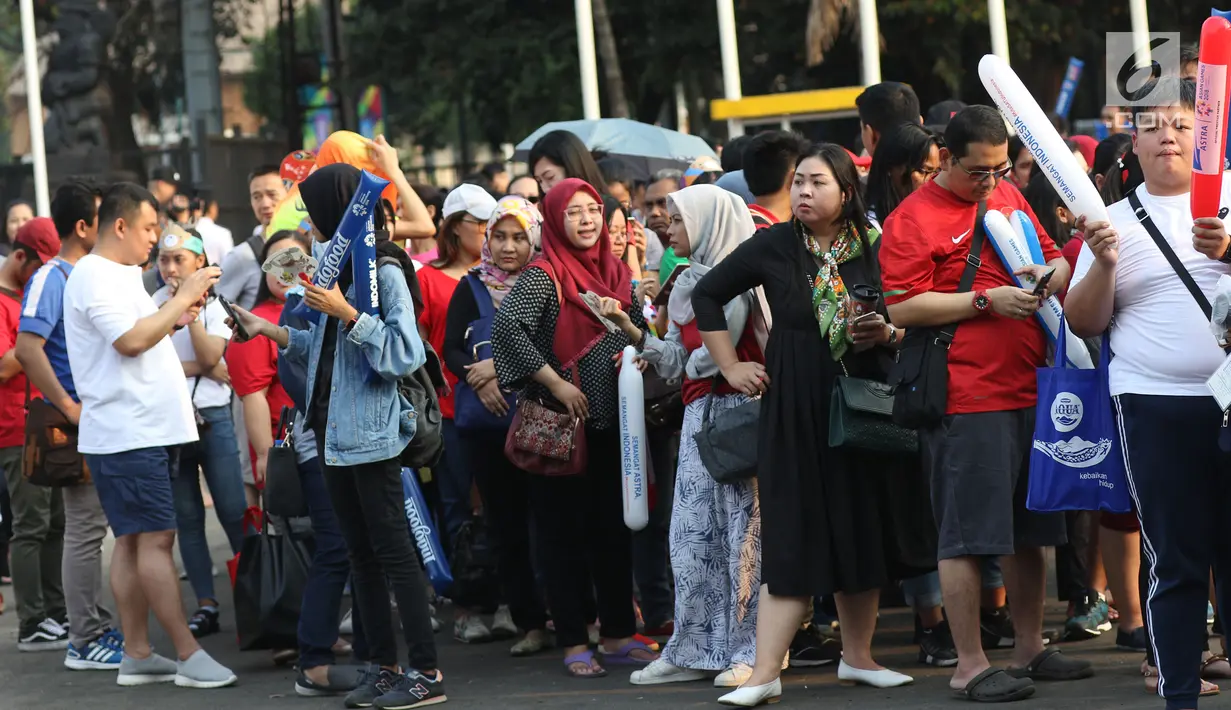 Calon penonton antre untuk masuk menyaksikan laga final bulu tangkis beregu putra di Istora Senayan Jakarta, Rabu (22/8). Laga final bulu tangkis beregu putra mempertemukan Indonesia melawan China. (Liputan6.com/Helmi Fithriansyah)