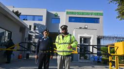 Polisi berjaga-jaga di depan kantor Komisi Pemilihan Umum di Islamabad pada tanggal 9 Februari 2024, sehari setelah pemilihan umum nasional diadakan di negara tersebut. (FAROOQ NAEEM/AFP)