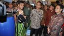 Seorang wirausaha memperlihatkan produknya kepada Presiden Jokowi di Jakarta Convention Centre (JCC), Jakarta, Kamis (12/3/2015). GKN 2015 diikuti oleh ratusan wirausaha muda dan ribuan mahasiswa sebagai calon wirausaha. Liputan6.com/Faizal Fanani)