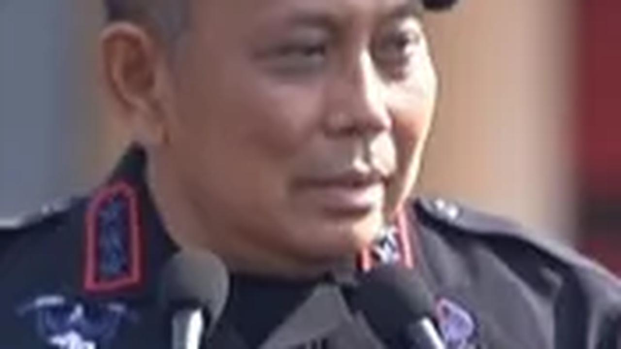 "Tolong hargai korps Brimob Polri. Kamu kan baret Brimob sama-sama dengan baret-baret (lain) hanya berbeda pangkatnya saja," tambahnya.