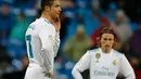 Penyerang Real Madrid Cristiano Ronaldo bersiap membagi bola kepada rekannya Luka Modrid saat melawan Villarreal dalam pertandingan Liga Spanyol di stadion Santiago Bernabeu di Madrid, Spanyol (13/1). (AP Photo/Paul White)