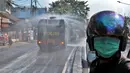 Mobil Water Cannon milik Polisi menyemprotkan Disinfektan di jalan Slipi, Jakarta, Selasa (31/3/2020). Meluasnya Covid-19 membuat petugas kepolisian Berinisiatif menyemprotkan Disinfektan menggunakan Water Cannon memutari jalan, Petamburan, Slipi Raya Jakarta Barat. (Liputan6.com/Johan Tallo)