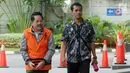 Pemilik PT Jasa Promix Nusantara dan PT Secilia Putri, Sibron Azis (kiri) tiba di Gedung KPK, Jakarta, Senin (18/3). Sibron Azis diduga menyuap Bupati Mesuji Khamami dalam sejumlah proyek infrastruktur. (merdeka.com/Dwi Narwoko)