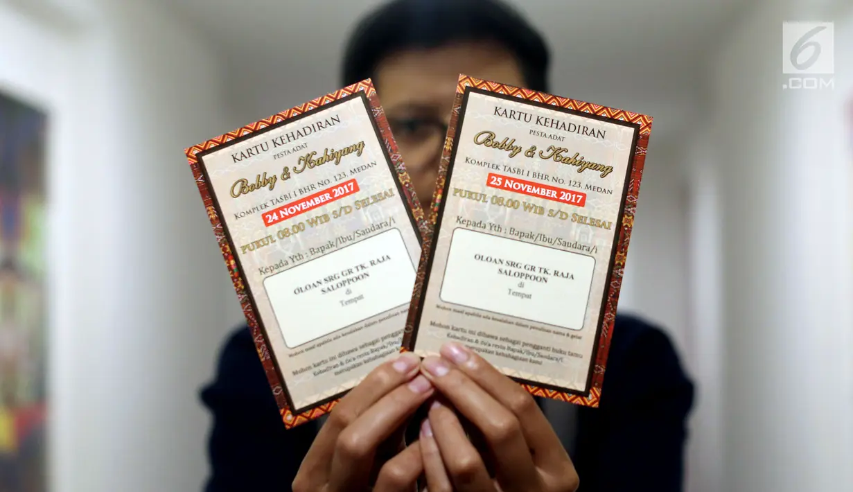Kartu kehadiran yang disertakan pada undangan acara adat ngunduh mantu Bobby Nasution dan Kahiyang Ayu di Medan, Senin (20/11). Dua jenis undangan pesta adat dan resepsi Bobby - Kahiyang telah disebar kepada 2.500 lebih penerima (Liputan6.com/Johan Tallo)