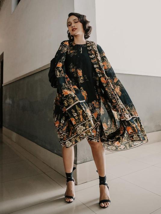 Sejak dulu, Andien dikenal gemar mengeksplorasi berbagai pakaian entik termasuk batik. Kali ini ia memakai kain Happa, kain batik yang diproduksi brand Happa milik Mel Ahyar yang menjadi dress dan outerwear modern. (Foto: Instagram @andienaisyah)