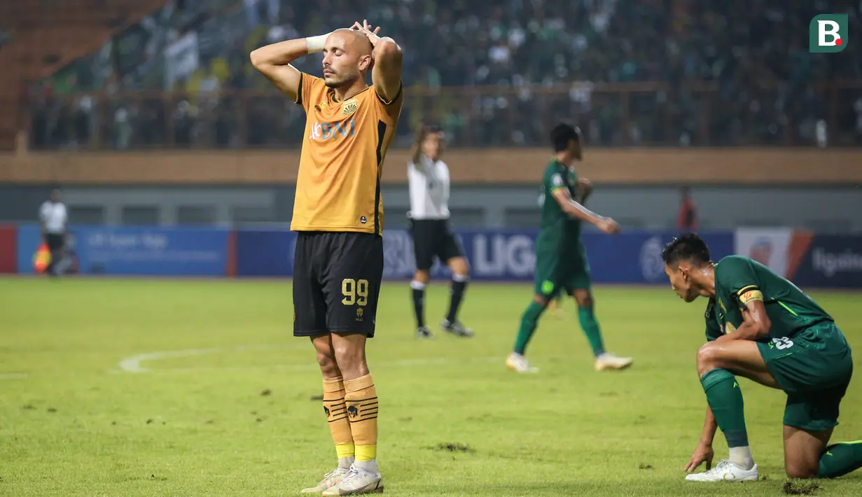 <p>Reaksi kecewa pemain Bhayangkara FC, Youssef Ezzejjari Lhasnaoui usai gagal mencetak gol saat laga pekan ketiga BRI Liga 1 2022/2023 antara Bhayangkara FC melaran Persebaya Surabaya di Stadion Wibawa Mukti, Cikarang, Minggu (07/08/2022). (Bola.com/Bagaskara Lazuardi)</p>