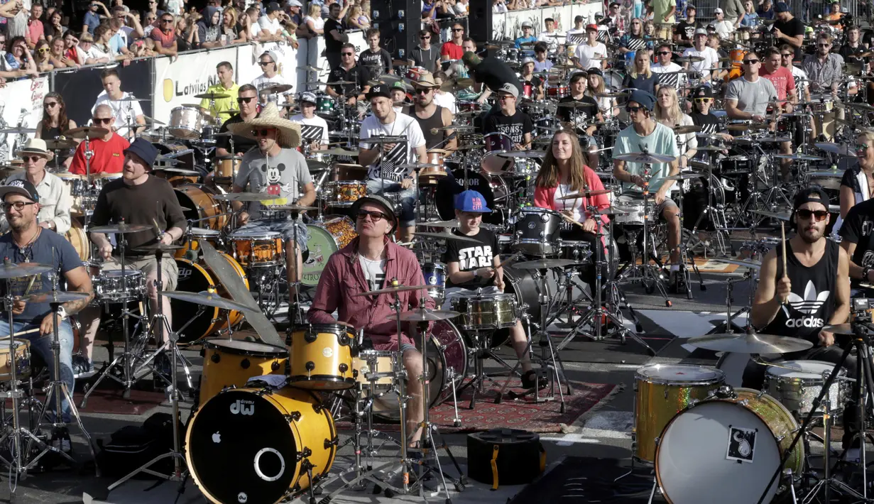 Ratusan drumer berkolaborasi dalam acara Baltic Drummers' Summit di Riga, Latvia, (10/7).Lebih dari 100 orang mengikuti acara Baltic Drummers' ini. (REUTERS/Ints Kalnins)