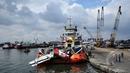 Bangkai  badan pesawat Airasia QZ8501 yang berhasil dievakuasi, Pelabuhan Tanjung Priok, Jakarta, Senin (2/3/2015). (Liputan6.com/Faizal Fanani)