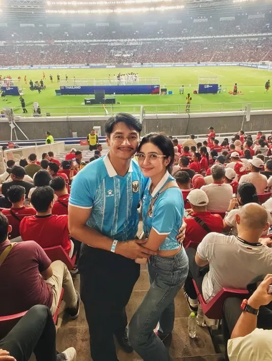 Mikha Tambayong dan Deva Mahenra juga tak kalah kompak. Keduanya kenakan jersey biru muda yang serasi [@miktambayong]
