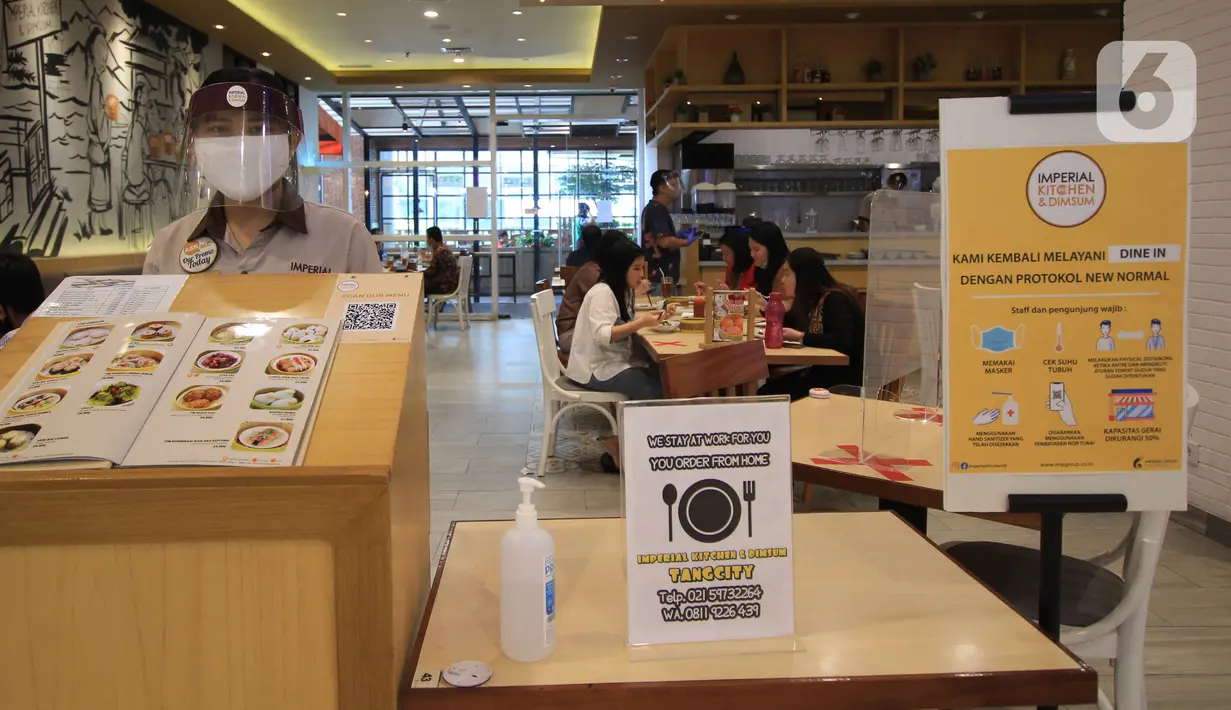 Pekerja berjaga di sebuah restoran di Mal Tangerang City di Kota Tangerang, Banten, Selasa (23/6/2020). Sejumlah mal di Tangerang telah dibuka kembali dengan menerapkan protokol kesehatan dalam melayani masyarakat selama status Pembatasan Sosial Berskala Besar (PSBB). (Liputan6.com/Angga Yuniar)