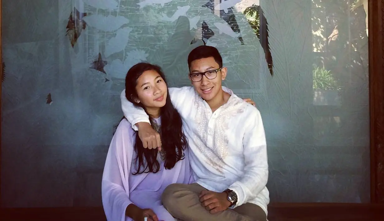 Hanya dua bersaudara, pria yang dijuluki Pangeran Cendana ini sangat dekat dengan adik perempuannya, Gayanti Hutami. Darma Mangkuluhur dan Gayanti Hutami hanya terpaut usia 2 tahun. Menilik dari laman Instagramnya, foto ini merupakan foto hari Lebaran yang diunggah pada 2015. Diketahui foto tersebut dijepret oleh Puteri Modiyanti ‘anak’ Tommy Soeharto. (Liputan6.com/IG/@darmamh)