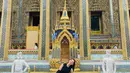 OOTD all-black Ziva Magnolya di Grand Palace Bangkok, Thailand. Ia mengenakan crop top tanpa lengan dan celana panjang hitam. Serta jacket yang di-style sebeprti bolero. Outfit gelapnya membuat tampilan Ziva stunning dengan latar foto all-gold. [Foto: @zivamagnolya]
