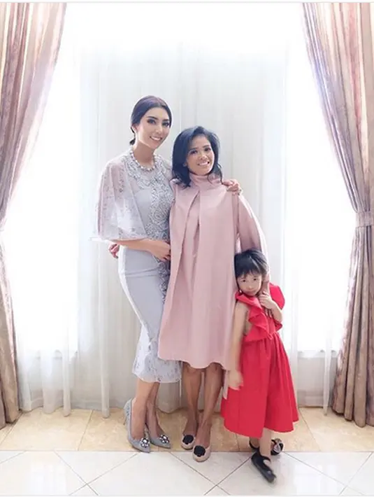 Ada-ada saja ulah netizen. Tak pedulli orang sedang berduka, netizen tak peduli untuk memberikan komentar negatif. Begitu juga yang terjadi pada Tyas Mirasih. Yang mengunggah foto berduka pada Kamis, (9/11). (Instagram/tyasmirasih)