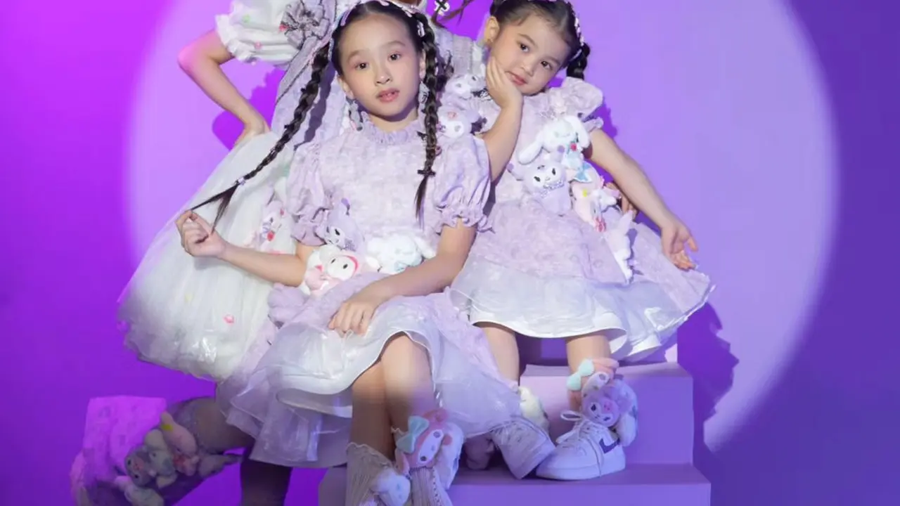 Potret Sarwendah dan Kedua Putrinya Bergaya Baby Doll dengan Outfit Serba Ungu, Tampil Imut Bak Kakak Beradik