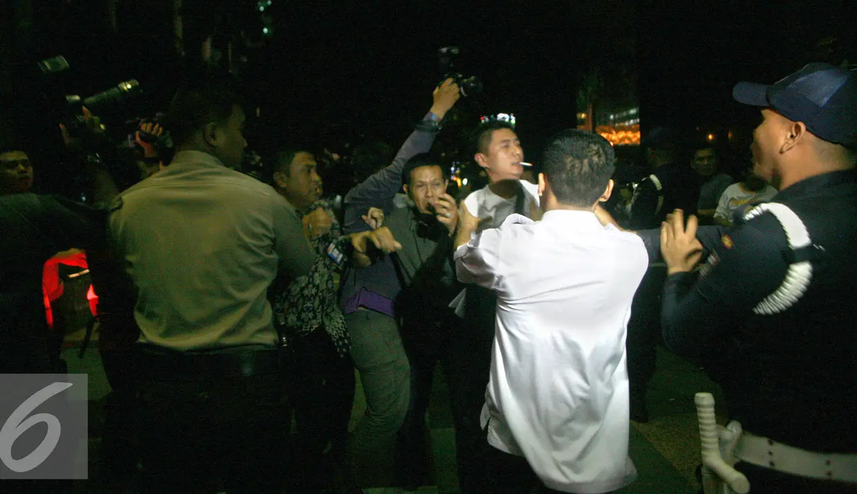  Pendukung Bupati Empat Lawang, Sumatera Selatan Budi Antoni Aljufri dan istrinya Suzanna melakukan kegaduhan di depan Gedung KPK, Jakarta, Senin (6/7/2015). Mereka memukul wartawan yang sedang meliput di KPK.(Liputan6.com/Helmi Afandi)