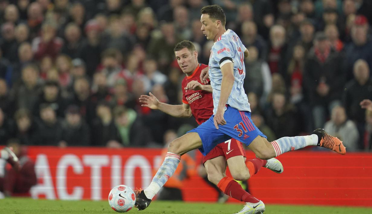 Nemanja Matic benar-benar dibuat kerepotan menghadapi tiga gelandang Liverpool yang tampil luar biasa. Sebagai gelandang bertahan, Matic gagal menjadi filter bagi pertahanan Setan Merah. (AP/Jon Super)