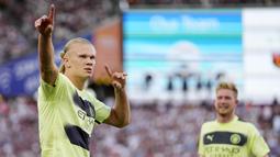 Bomber asal Norwegia itu berhasil mencetak brace di laga tersebut. Dua gol tersebut dicetak masing-masing di babak pertama dan babak kedua. Manchester City pun berhasil menang dengan skor 2-0. (AP/Frank Augstein)