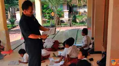 Citizen6, Jember: Gedung sekolahan roboh di SDN Bangon II Kecamatan Puger, Kabupaten Jember. Kegiatan belajar mengajar di masjid di Kecamatan Puger, Kabupaten Jember. (Pengirim: Sapto Raharjanto)