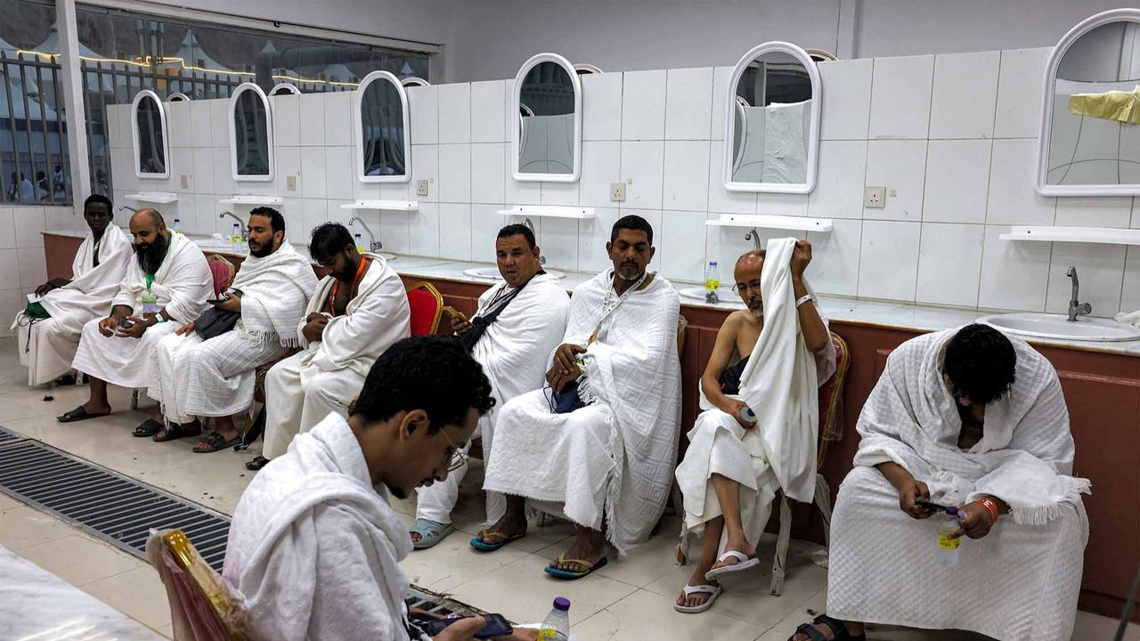 FOTO: Jemaah Haji Antri Potong Rambut di Barber Shop