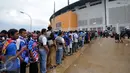 Suporter Arema antre masuk Stadion Pakansari, Kab Bogor jelang laga final Piala Presiden 2017, Sabtu (12/3). Di final, Arema FC dan PBFC akan berlaga memperebutkan gelar juara Piala Presiden 2017. (Liputan6.com/Helmi Fithriansyah) 