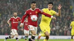 Cristiano Ronaldo. Striker berusia 37 tahun yang kini menjalani musim pertama di periode keduanya bersama Manchester United ini total telah mencetak 18 gol dari 29 laga di Premier League musim 2021/22 ini, dimana 14 gol di antaranya dicetak di laga kandang. Gol kandang terakhirnya dicetak melalui esksekusi penalti di laga terakhir pada laga tunda pekan ke-35, 2 Mei 2022 saat menang 3-0 atas tamunya Brentford. (AP/Jon Super)