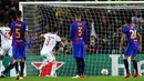 Pemain Bayern Munchen Robert Lewandowski mencetak gol ke gawang Barcelona pada pertandingan Grup E Liga Champions di Stadion Camp Nou, Barcelona, Spanyol, Selasa (14/9/2021). Bayern Munchen menang 3-0. (AP Photo/Joan Monfort)