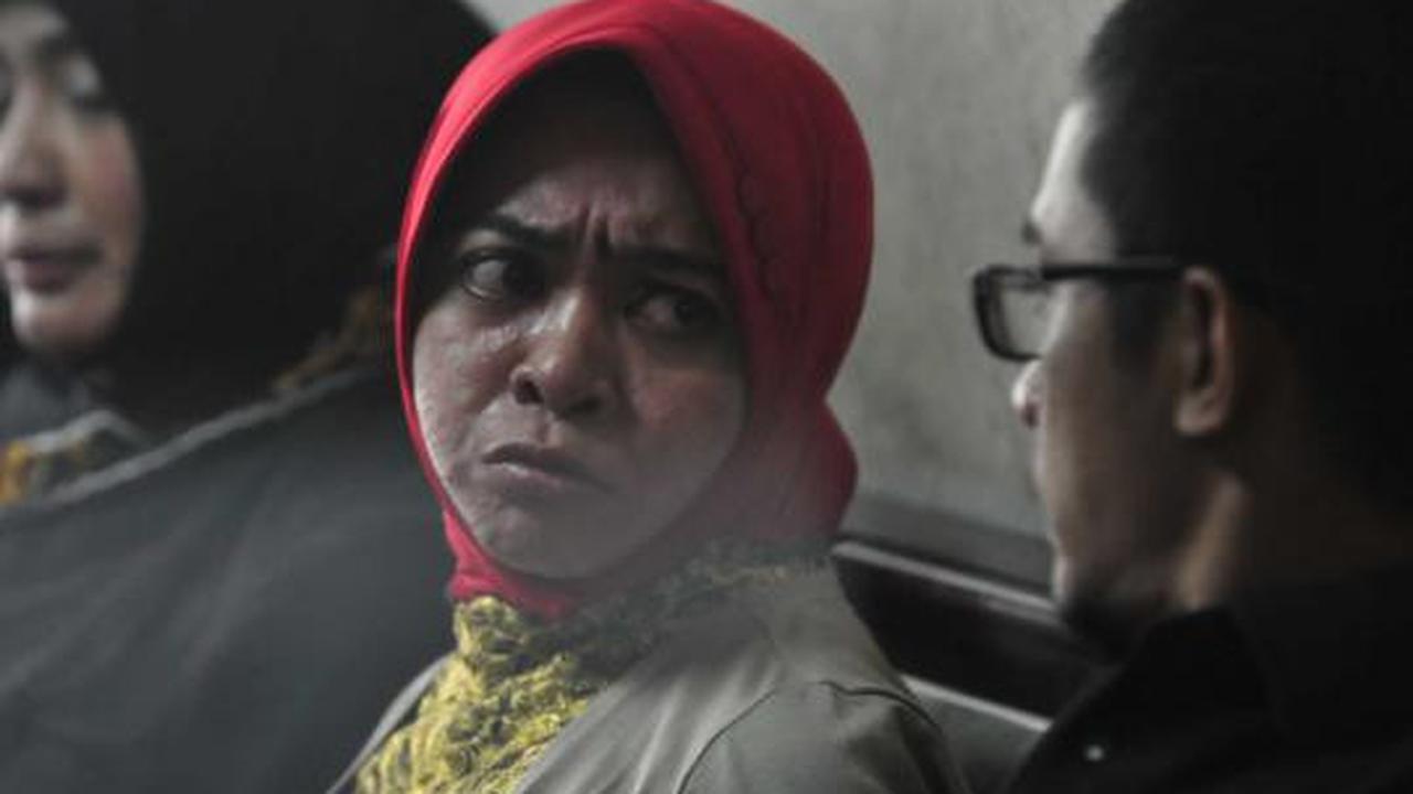 Senyum Wa Ode saat jalani sidang perdana