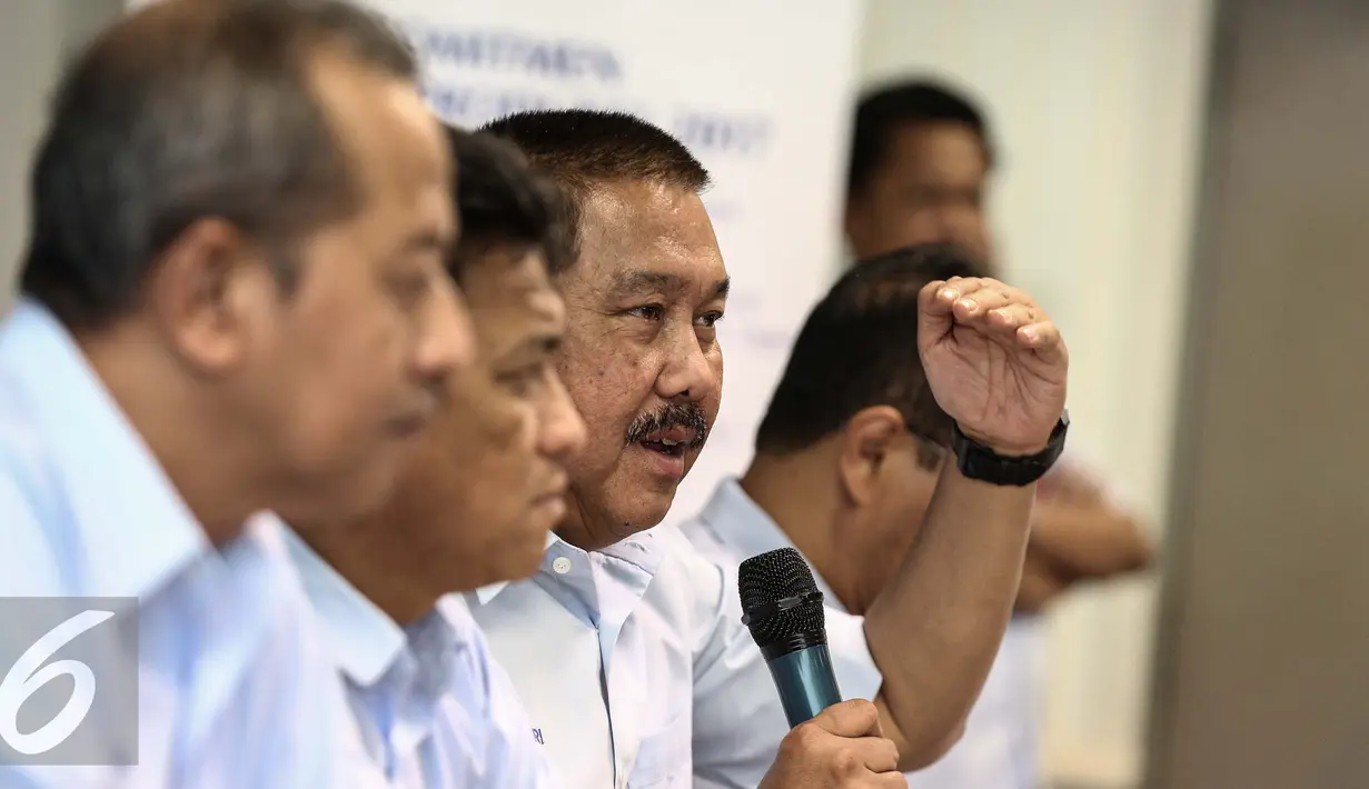 Dirut Peruri, Prasetyo memberikan keterangan saat Peruri media visit 2017 di kantor Perum Peruri, Karawang, Jawa Barat, Rabu (18/1). Peruri ingin membuktikan bahwa uang rupiah benar-benar dicetak di pabriknya. (Liputan6.com/Faizal Fanani) 