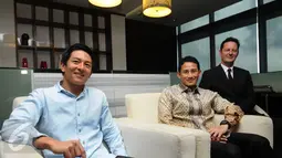 Rio Haryanto (kiri) bersama Sandiaga Uno saat memberikan keterangan usai bertemu di Recapital, Jakarta, Selasa (16/2/2016). Sandiaga Uno berjanji cepat berikan jawaban terkait bentuk dukungannya terhadap Rio. (Liputan6.com/Helmi Fithriansyah)