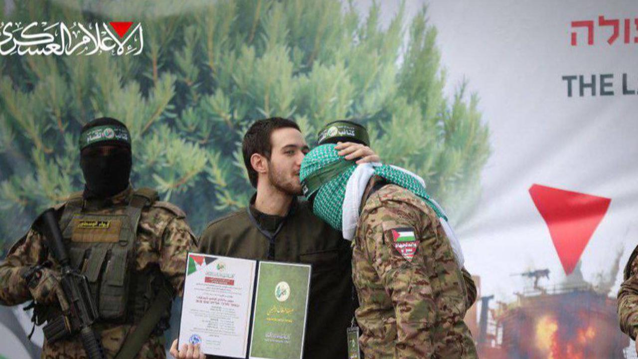 tawanan tentara israel mencium kening pejuang hamas