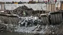 Aktivitas pekerja saat menyelesaikan perbaikan turap yang longsor di Kanal Banjir Barat, Jakarta, Kamis (6/8/2020). Turap longsor yang terjadi satu bulan lalu tersebut mulai diperbaiki dan ditargetkan rampung pada akhir tahun 2020. (merdeka.com/Iqbal S. Nugroho)