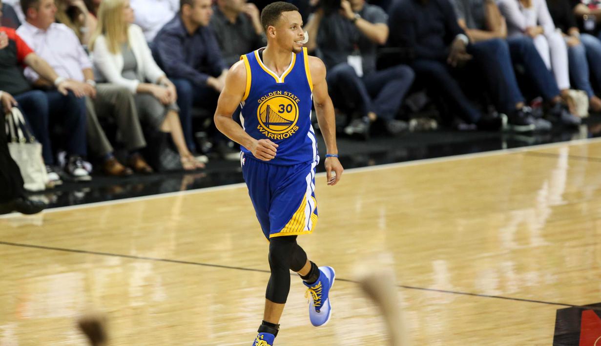 Golden State Warriors guard, Stephen Curry (30) membawa tampil pada laga NBA Playoffs melawan Portland Trail Blazers di Moda Center, Rose Quarter, Portland, (10/5/2016) WIB. (Mandatory Credit: Jaime Valdez-USA TODAY Sports)