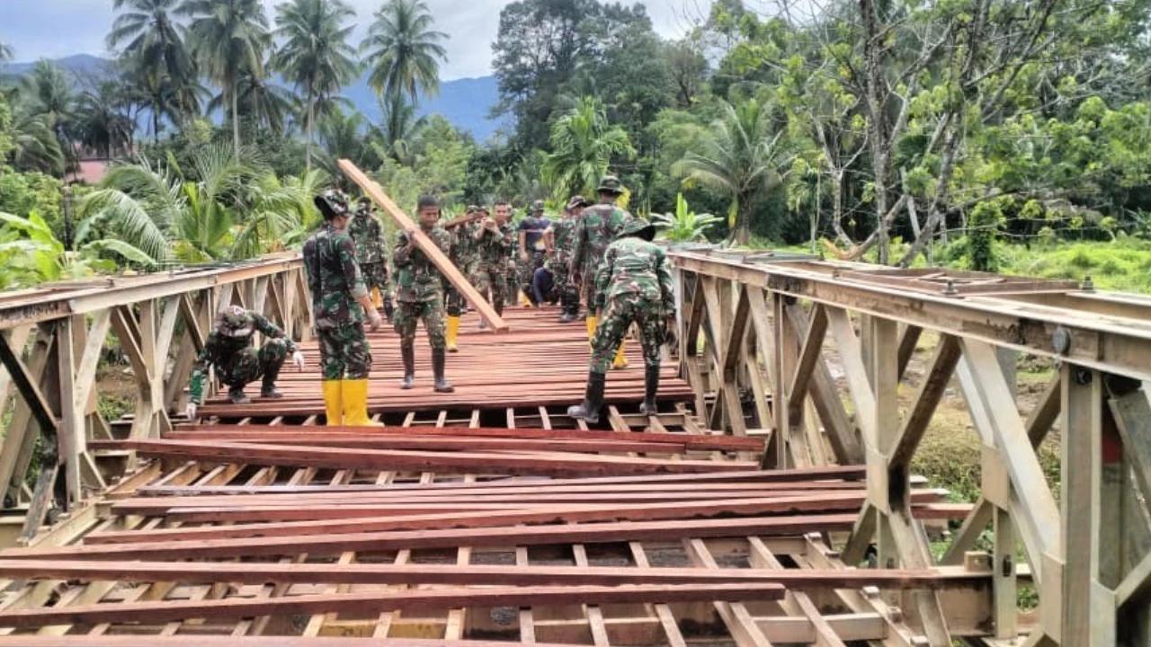 FOTO: TNI AD Lanjutkan Pembangunan Jembatan Darurat di Sumatera Barat