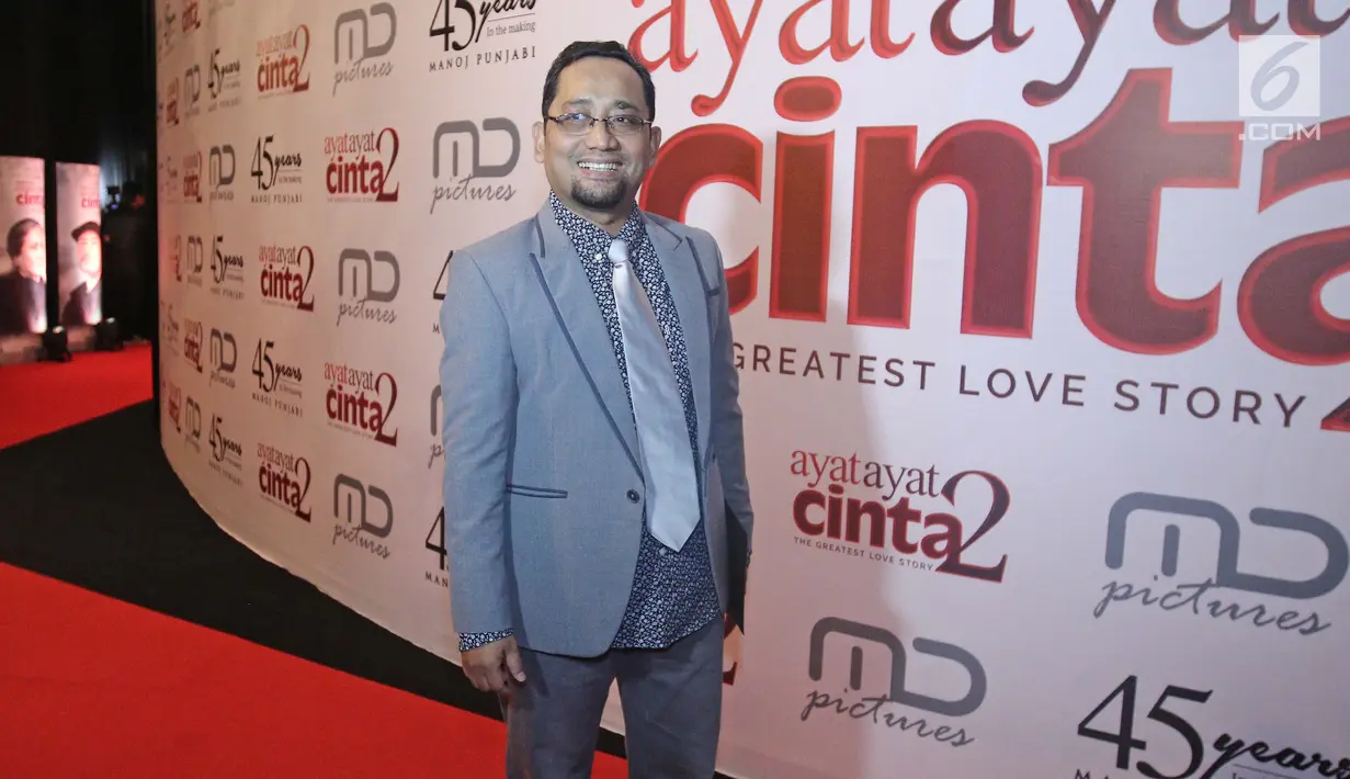 Penulis novel Habiburrahman El Shirazy berpose untuk difoto saat menghadiri gala premiere film Ayat Ayat Cinta 2 di Jakarta, Kamis (07/12). (Liputan6.com/Herman Zakharia)