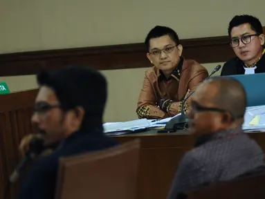 Tersangka dugaan suap terhadap Ketua Pengadilan Tinggi Manado Sudiwardono, Aditya Anugrah Moha (kedua kiri) menyimak keterangan saksi pada sidang lanjutan di Pengadilan Tipikor, Jakarta, Rabu (7/3). (Liputan6.com/Helmi Fithriansyah)