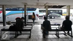 Calon penumpang saat menunggu bus AKAP di Terminal bus Pulogadung, Jakarta, (19/7). Dinas Perhubungan dan Transportasi DKI, mengultimatum agar seluruh PO Bus AKAP di Terminal Pulogadung untuk pindah ke Terminal Pulogebang. (Liputan6.com/Yoppy Renato)