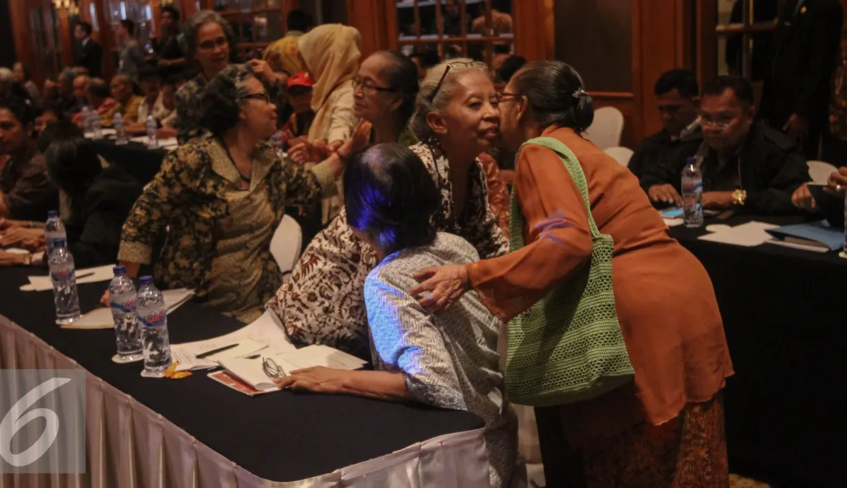 Sejumlah pelaku sejarah hadir dalam acara Simposium Nasional Membedah Tragedi 1965 di Jakarta, Senin (18/4). Simposium bertujuan merekonsuliasi kasus pelanggaran HAM dimasa lalu. (Liputan6.com/Faizal Fanani)
