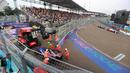 Sejumlah petugas sedang mengevakuasi mobil dari pembalap Team Maserati MSG Racing, Stoffel Vandoorne saat ajang Jakarta E-Prix 2025 yang berlangsung di Jakarta International ePrix Circuit, Ancol, Sabtu (21/6/2025). (Bola.com/M Iqbal Ichsan)