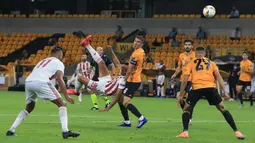 Striker Olympiacos, Ahmed Hassan, melepaskan tendangan saat menghadapi Wolverhampton Wanderers pada laga leg kedua babak 16 besar Liga Europa 2019/2020 di Molineux Stadium, Jumat (7/8/2020) dini hari WIB. Wolverhampton menang 1-0 atas Olympiacos. (AFP/Lindsey Parnaby)