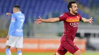Pemain AS Roma, Pedro, melakukan selebrasi usai mencetak gol ke gawang Lazio pada laga Liga Italia di Stadion Olimpico, Roma, Minggu (16/5/2021). AS Roma menang dengan skor 2-0. (Fabio Rossi/LaPresse via AP)